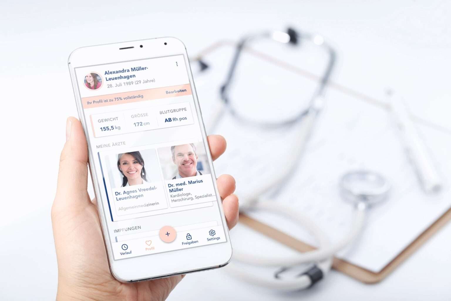 Die CGM LIFE App im Bild ist ein Produkt für den Digital Health App Bereich. Eine digitale Patientenakte, die den Patientinnen und Patienten mehr Kontrolle über ihre Gesundheitsdaten gibt.